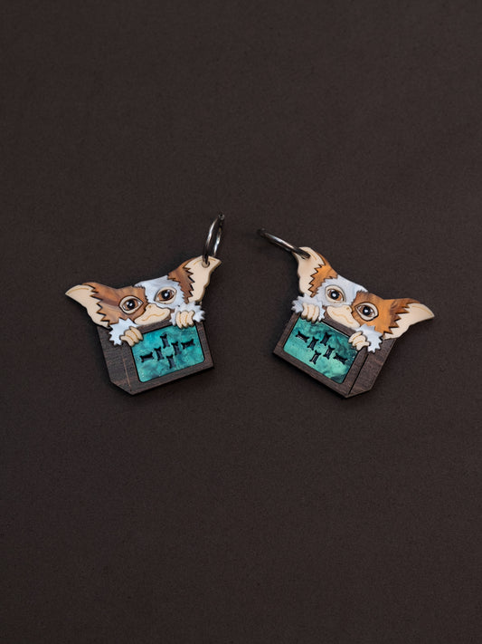 Pendientes de metacrilato inspirados en los gremlins. Gizmo en su cajita de madera todo hecho con metacrilato y plancha de madera. Aros de acero inoxidable