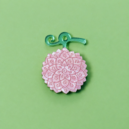 Pendientes inspirados en tu anime favorito, Nueces de belcebu o frutas del diablo hechas de metacrilato de diferentes colores, en este caso rosa y espejo verde. hana hana no mi