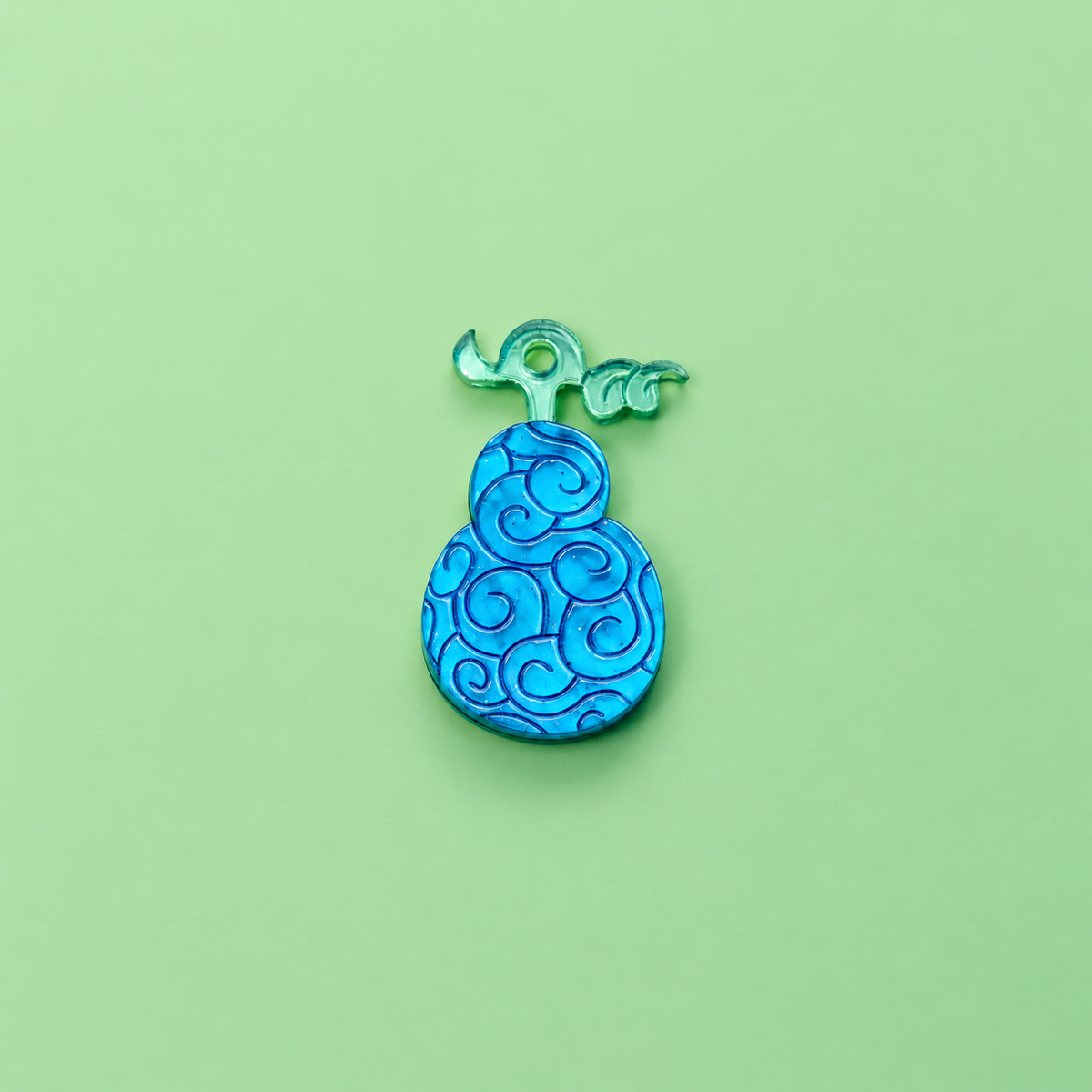 Pendientes inspirados en tu anime favorito, Nueces de belcebu o frutas del diablo hechas de metacrilato de diferentes colores, en este caso azul y espejo verde. gura gura no mi