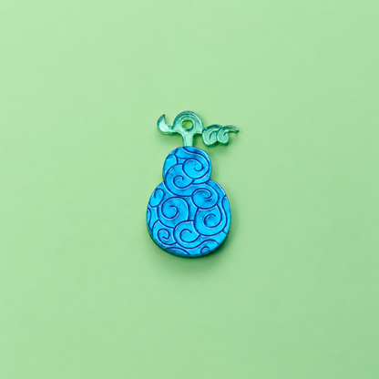 Pendientes inspirados en tu anime favorito, Nueces de belcebu o frutas del diablo hechas de metacrilato de diferentes colores, en este caso azul y espejo verde. gura gura no mi