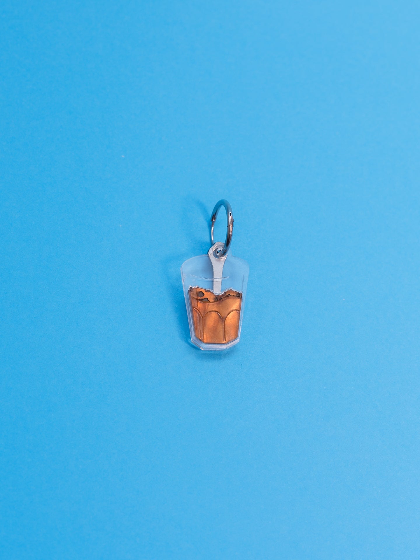 Pendientes de The90sisters x ColaCao, hechos en metacrilato, en este caso el vaso con grumitos. Producto oficial