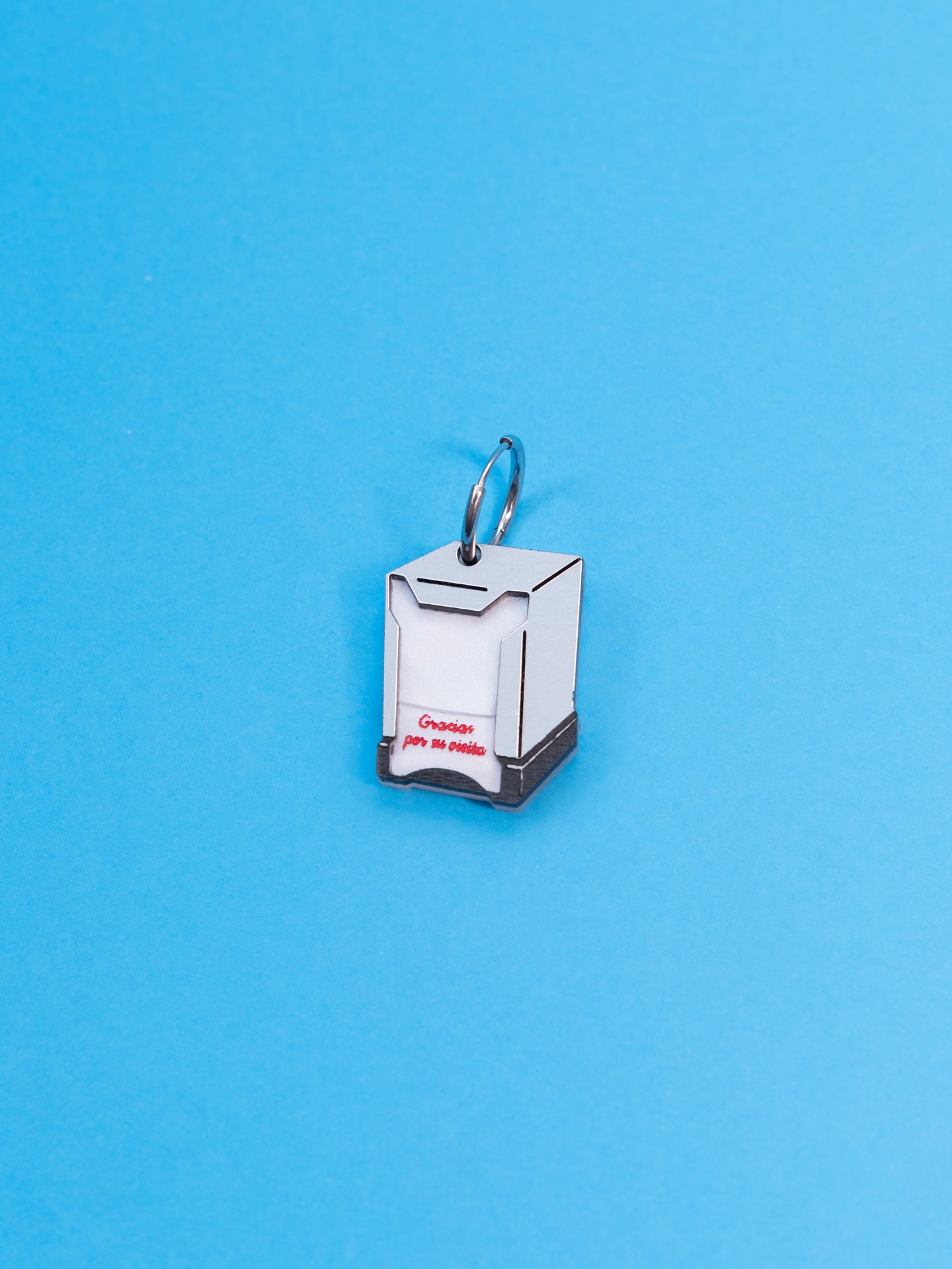 Pendientes de The90sisters x ColaCao, hechos en metacrilato, en este caso el Servilletero de toda la vida. Producto oficial