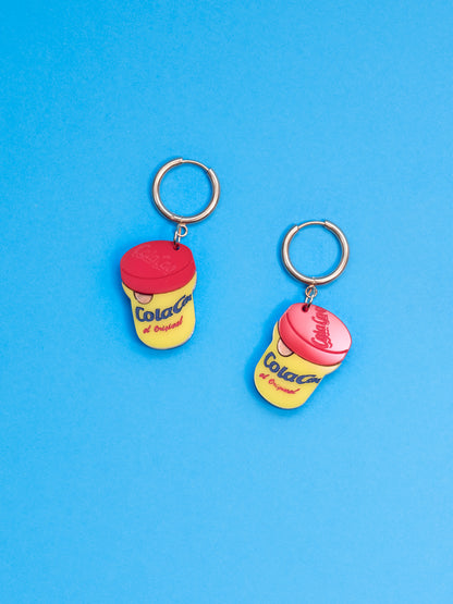 Pendientes de The90sisters x ColaCao, hechos en metacrilato con los colores del bote original de ColaCao, luce estos mini botes de ColaCao en cualquier ocasión. Producto oficial