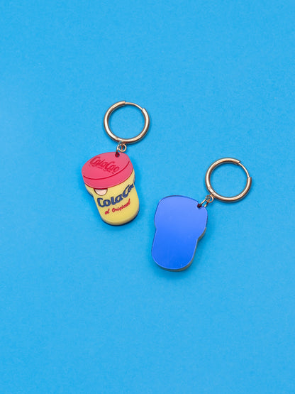 Pendientes de The90sisters x ColaCao, hechos en metacrilato con los colores del bote original de ColaCao, luce estos mini botes de ColaCao en cualquier ocasión. Producto oficial