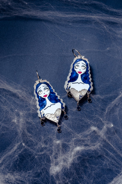 Pendientes de metacrilato inspirados en las películas de Tim Burton, una pieza única, elegante y atrevida 