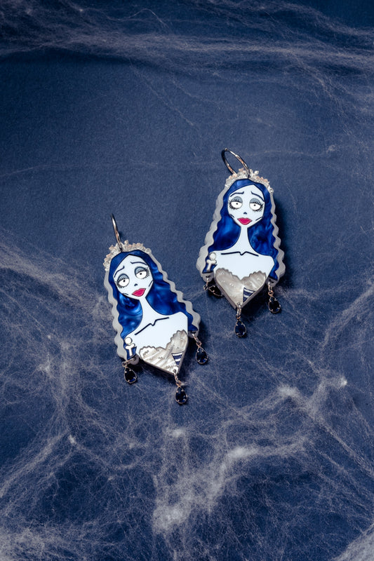 Pendientes de metacrilato inspirados en las películas de Tim Burton, una pieza única, elegante y atrevida 