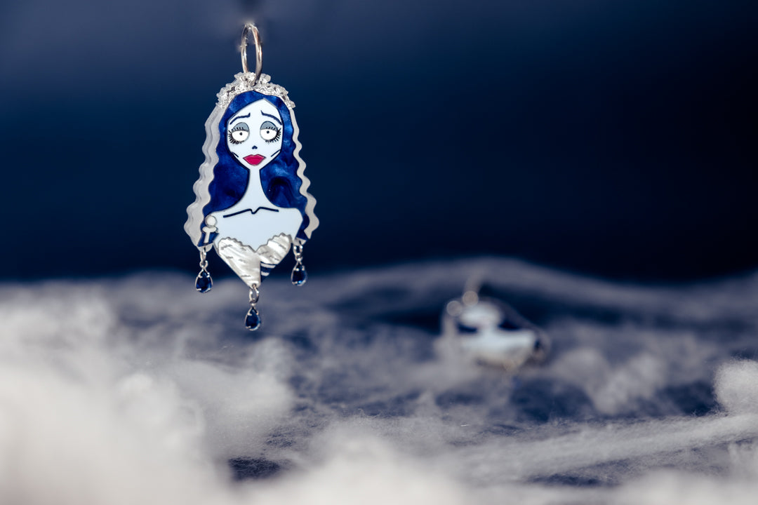 Pendientes de metacrilato inspirados en las películas de Tim Burton, una pieza única, elegante y atrevida 