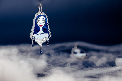Pendientes de metacrilato inspirados en las películas de Tim Burton, una pieza única, elegante y atrevida 