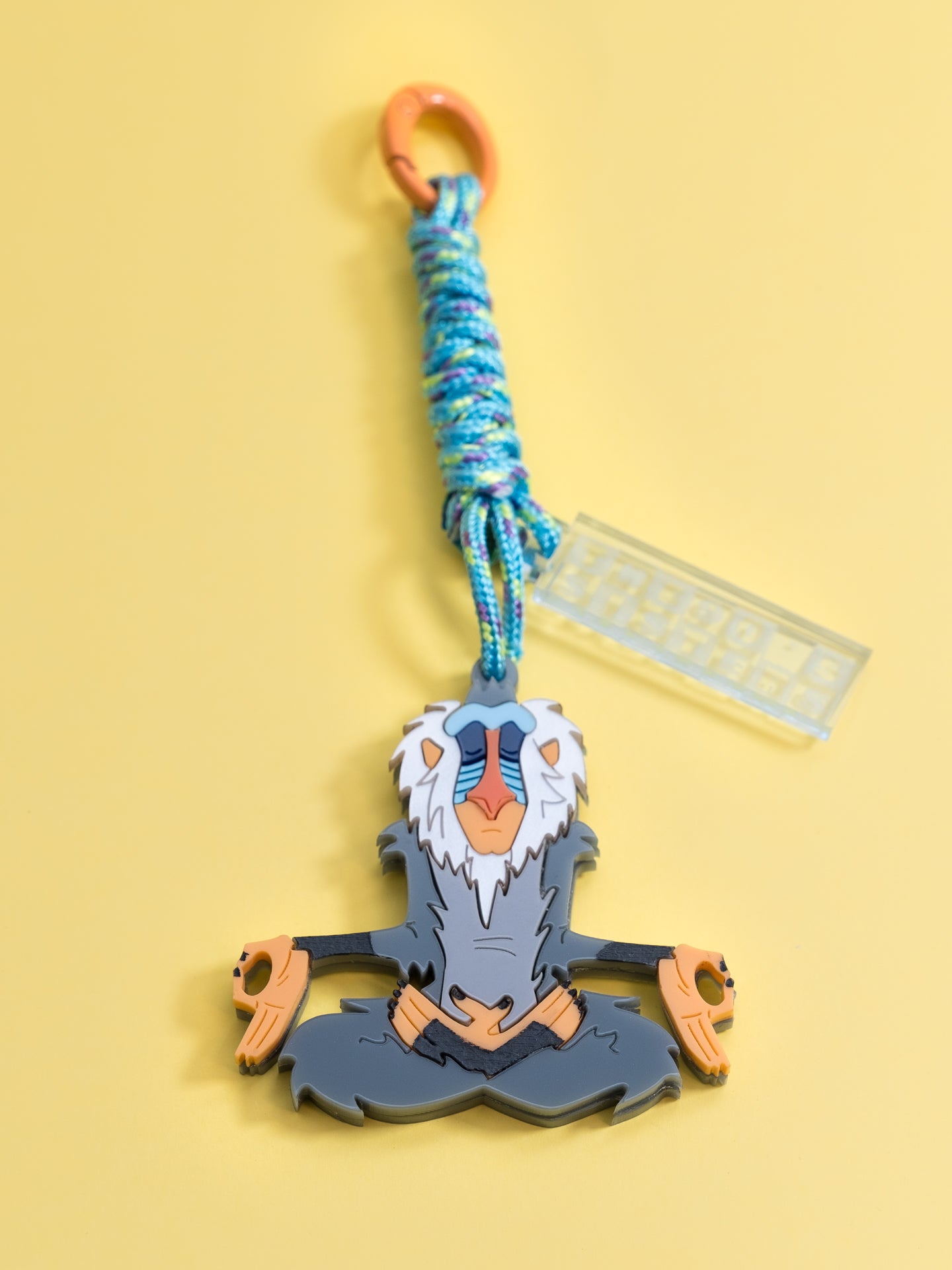 Maxillavero inspirado en el rey león, rafiki hecho de metacrilatos grises, naranjas y azules con cuerda de 2mm azul trenzada y llavero naranja de acero inoxidable