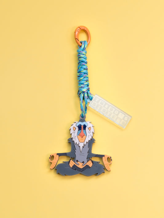 Maxillavero inspirado en el rey león, rafiki hecho de metacrilatos grises, naranjas y azules con cuerda de 2mm azul trenzada y llavero naranja de acero inoxidable