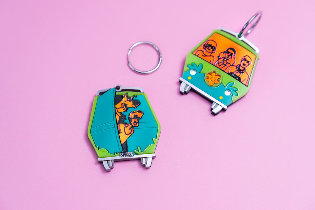 Pendientes de metacrilato inspirados en la Mistery Machine de Scooby Doo con colores vibrantes y un toque muy 70s