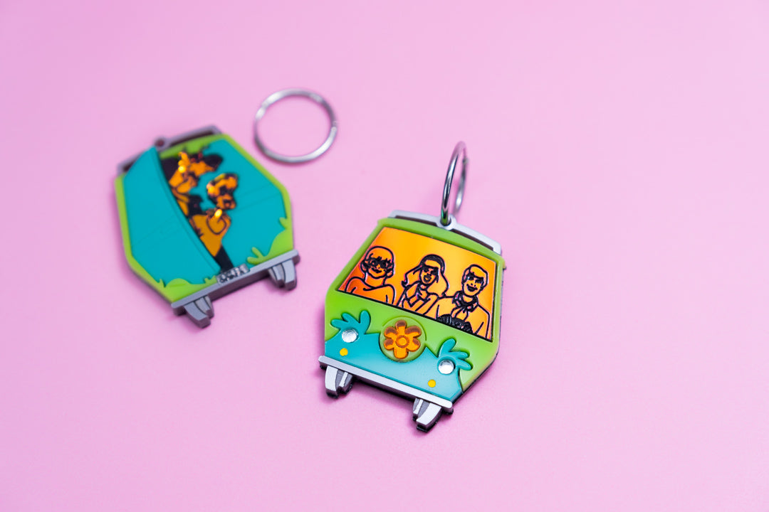 Pendientes de metacrilato inspirados en la Mistery Machine de Scooby Doo con colores vibrantes y un toque muy 70s