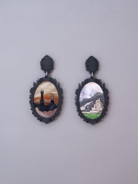 Pendientes de metacrilato inspirado en los paisajes de el señor de los anillos. Hecho a mano por piezas de diferentes colores.