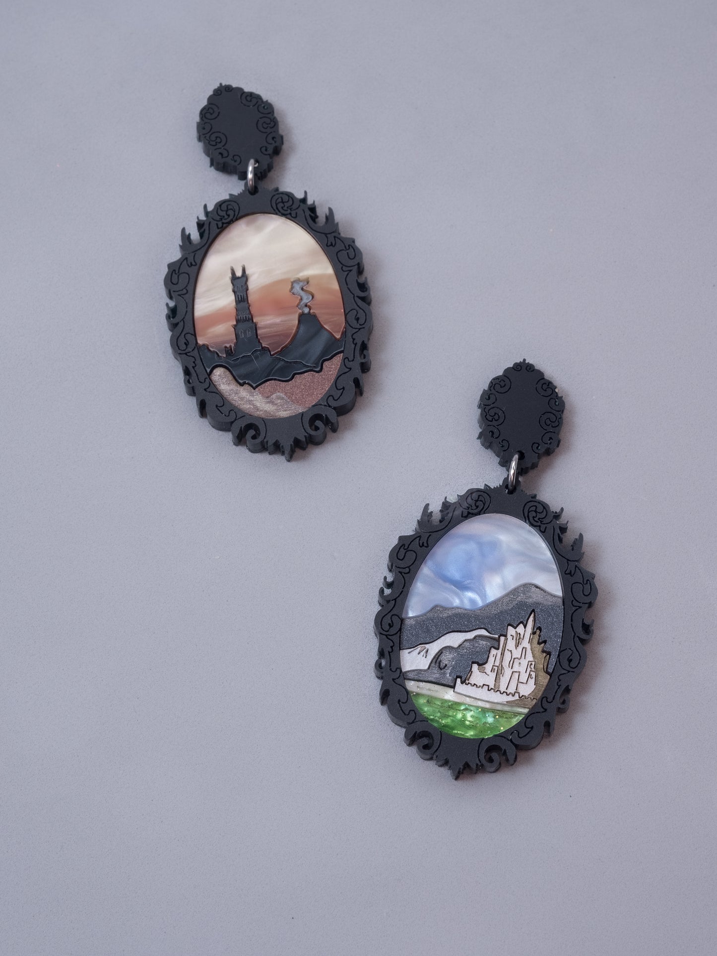 Pendientes de metacrilato inspirado en los paisajes de el señor de los anillos. Hecho a mano por piezas de diferentes colores.