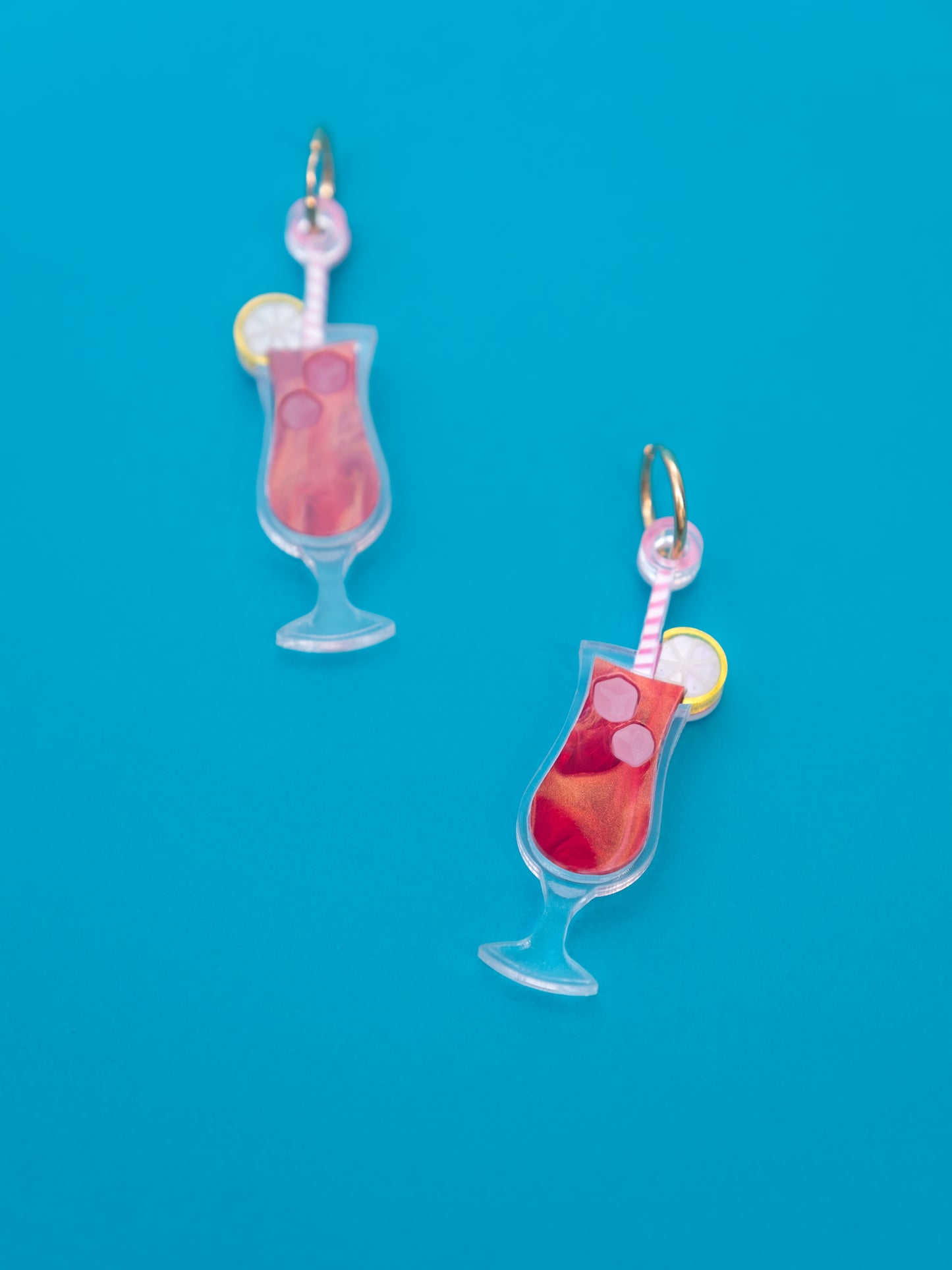 Pendientes de metacrilato inspirados en las bebidas del verano. Coloridas y divertidas, ideales para lucir en cualquier ocasión 