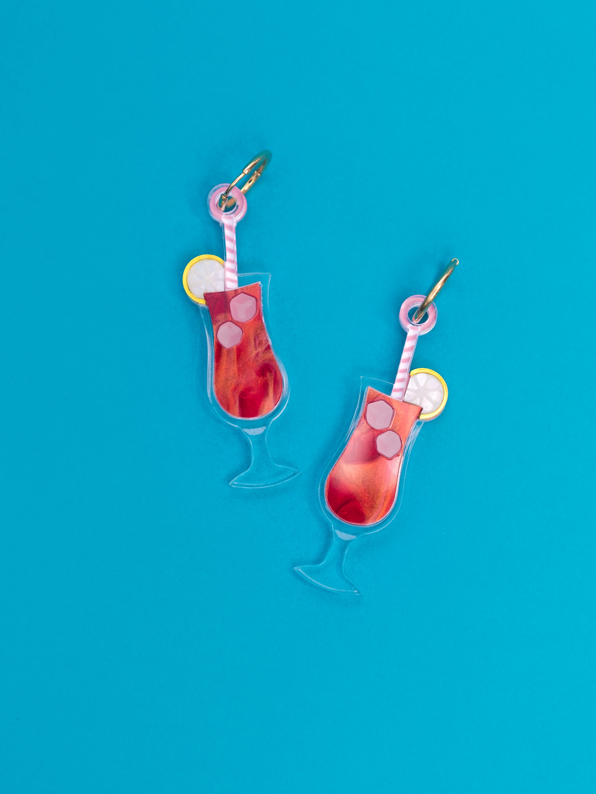 Pendientes de metacrilato inspirados en las bebidas del verano. Coloridas y divertidas, ideales para lucir en cualquier ocasión 