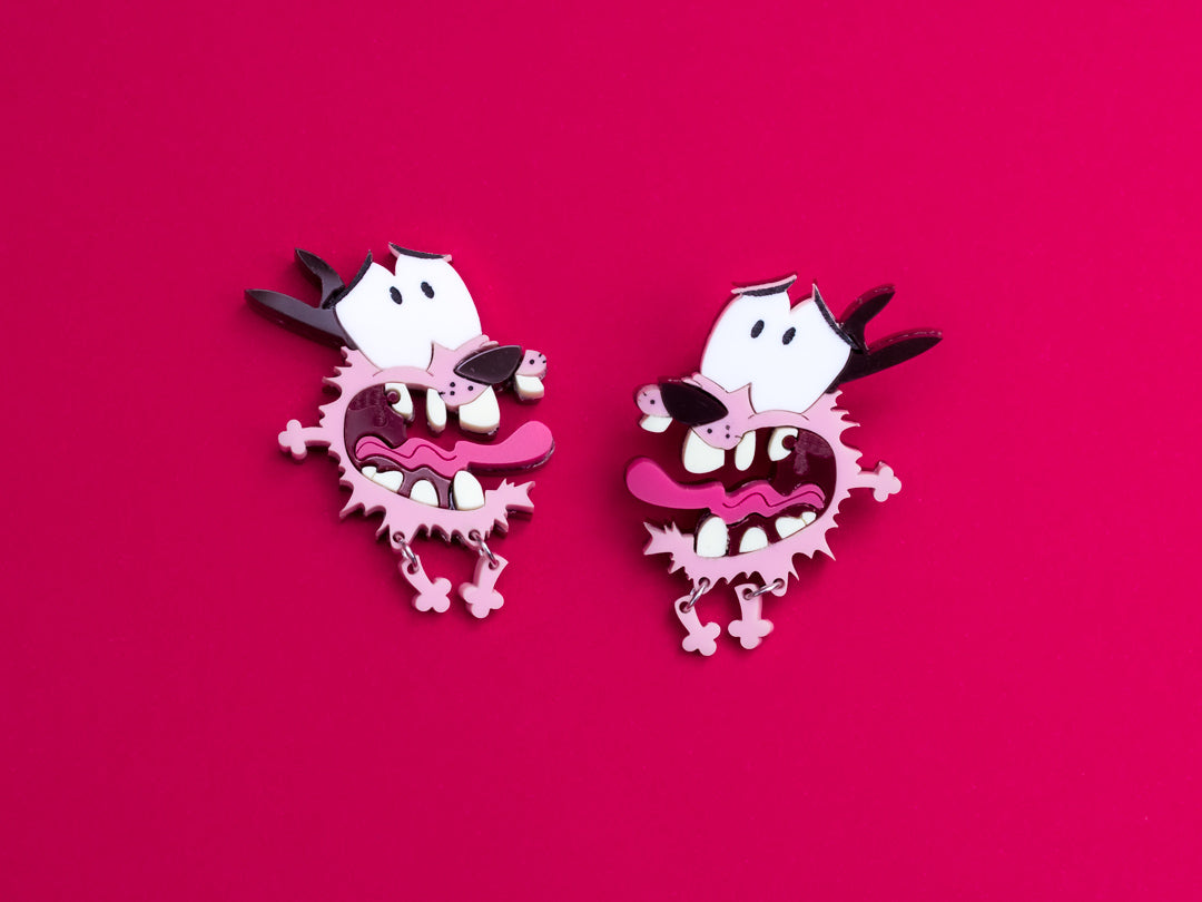 Pendientes de metacrilato inspirados en  la serie de infancia Agallas el perro cobarde. Pegados a la oreja o con aros para dilataciones. 