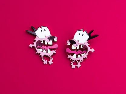 Pendientes de metacrilato inspirados en  la serie de infancia Agallas el perro cobarde. Pegados a la oreja o con aros para dilataciones. 