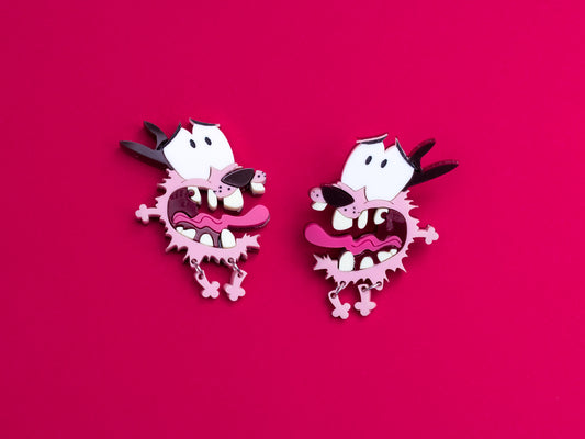 Pendientes de metacrilato inspirados en  la serie de infancia Agallas el perro cobarde. Pegados a la oreja o con aros para dilataciones. 