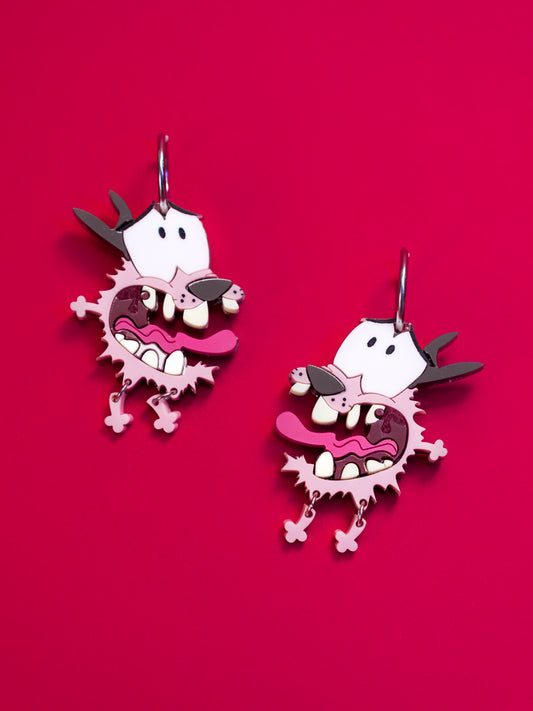 Pendientes de metacrilato inspirados en  la serie de infancia Agallas el perro cobarde. Pegados a la oreja o con aros para dilataciones. 