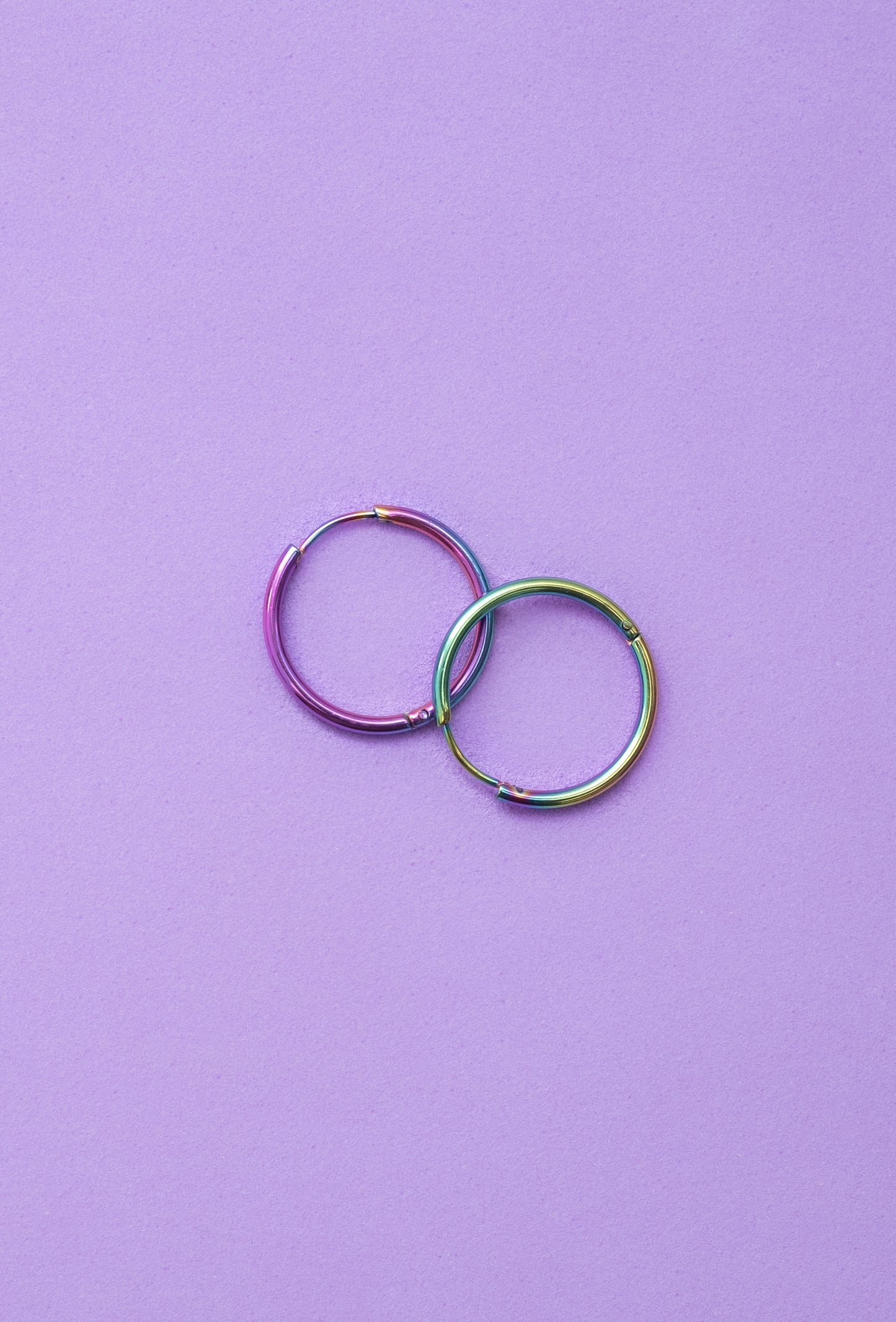 aros iridiscentes de acero inoxidable