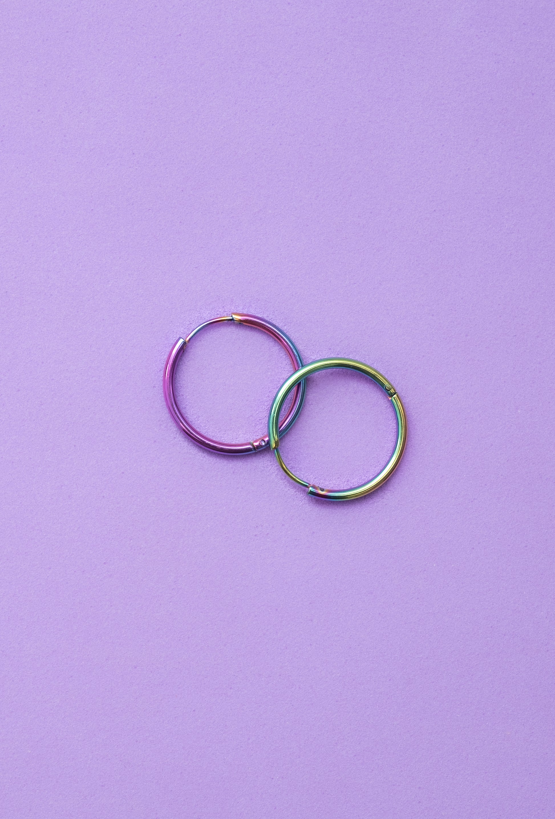 aros iridiscentes de acero inoxidable