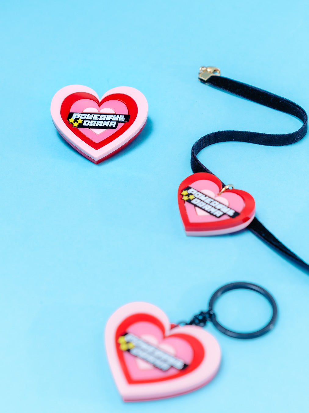 Llavero, choker y broche inspirados en las serie de tu infancia Las Supernenas, lleno de color y poder para llevarlo donde quieras.