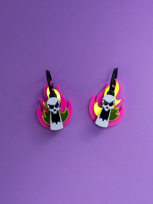 Pendientes de metacrilato inspirados en Calavera de las macabras aventuras de Billy y Mandy son efecto flúor y neón bajo la luz morada