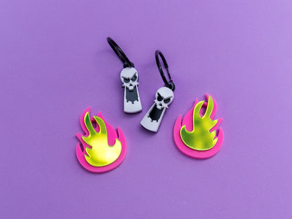Pendientes de metacrilato inspirados en Calavera de las macabras aventuras de Billy y Mandy son efecto flúor y neón bajo la luz morada