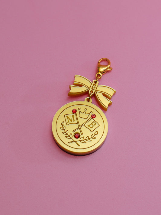 Charm de metacrilato inspirado en tu serie de anime de la infancia Marmalade boy. Dorado metálico y rojo espejo para hacer esta pieza única 