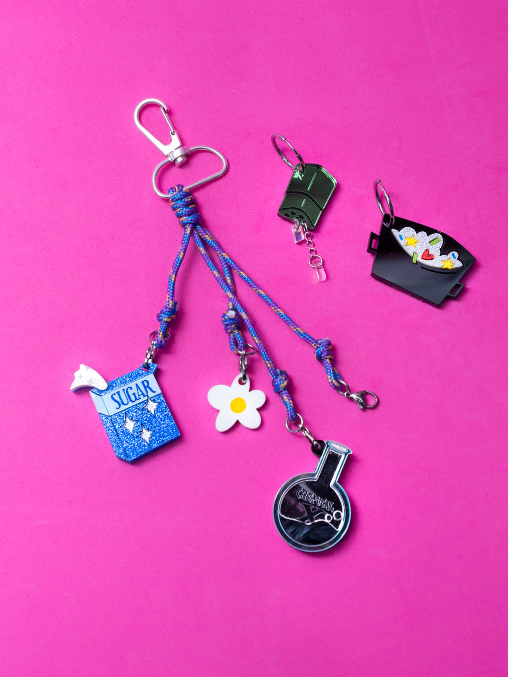 Charms/pendientes de metacrilato inspirados lso ingredientes que crearon a las Supernenas. Llenos de purpurina y espejo.