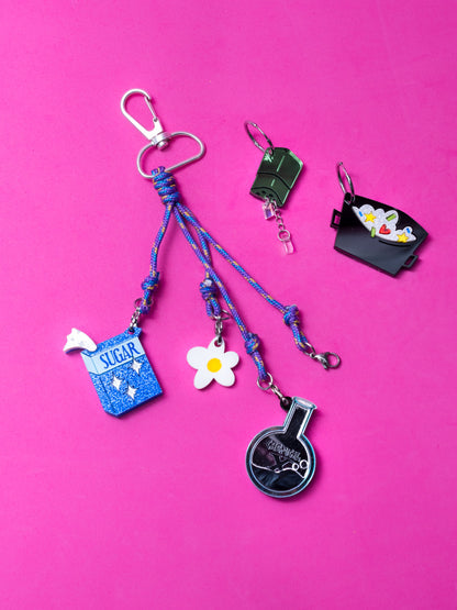 Charms/pendientes de metacrilato inspirados lso ingredientes que crearon a las Supernenas. Llenos de purpurina y espejo.
