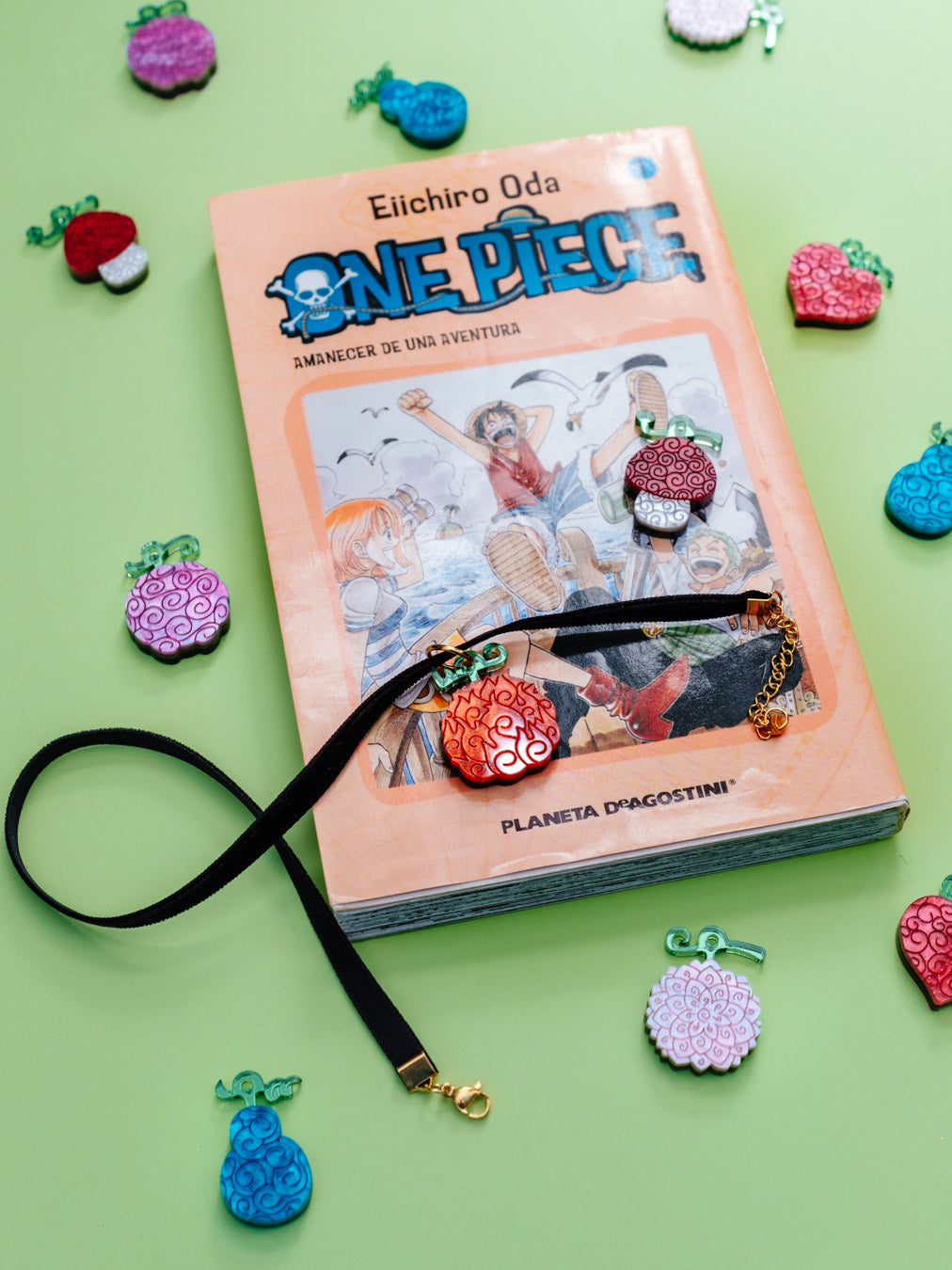 Choker de metacrilato inspirado en las Frutas del diablo de one piece, elige tu fruta favorita, todas están llenas de color dando un poder único a tu look. Todas las frutas disponibles.