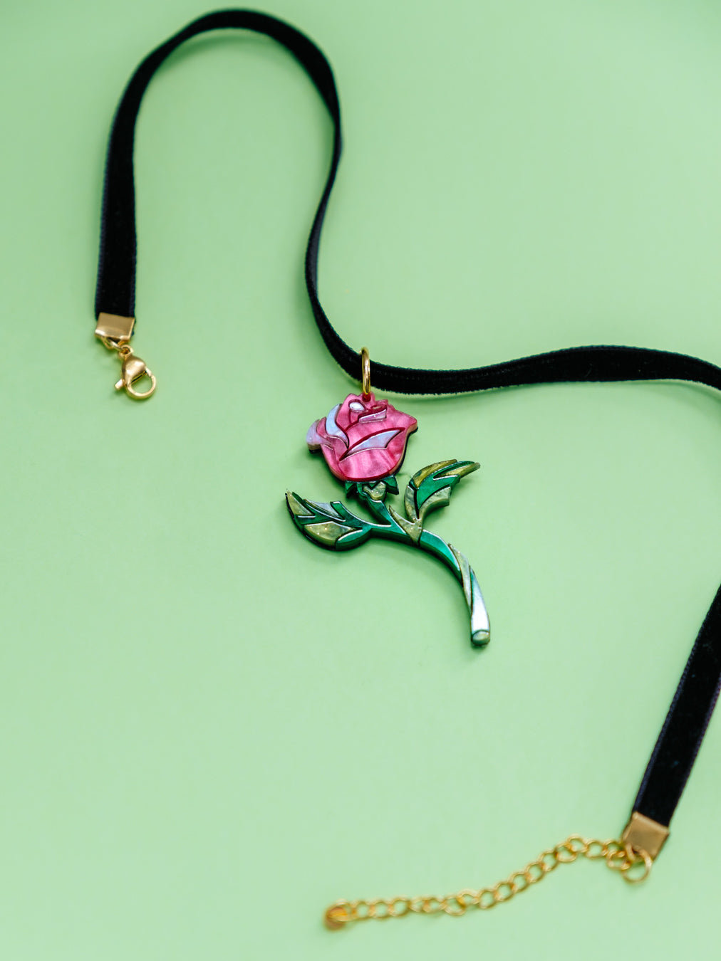 Choker de metacrilato inspirado en las películas Disney, realizado a mano pieza a pieza, esta joyita es ideal para realzar cualquier look, lleno de color y super elegante