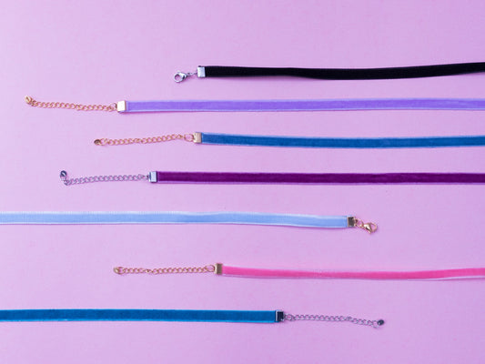 Chokers en diferentes colores y con terminaciones de acero inoxidable y en dorado y plateado