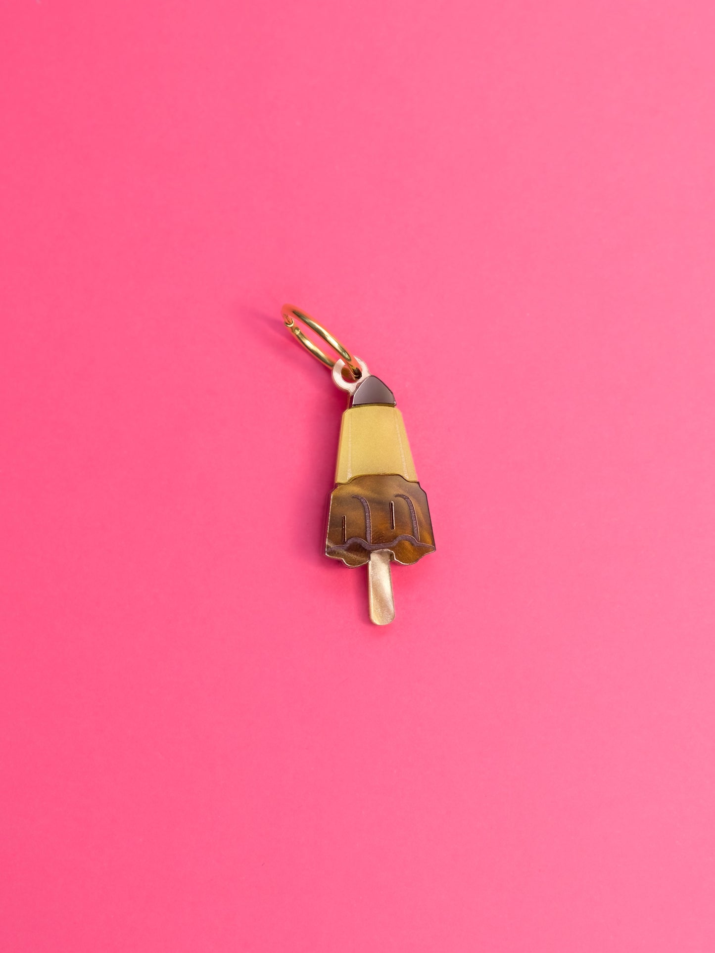 Pendientes de metacrilato inspirados en los helados que disfrutábamos de pequeños en verano. Coloridos y divertidos, ideales para lucir en cualquier ocasión 