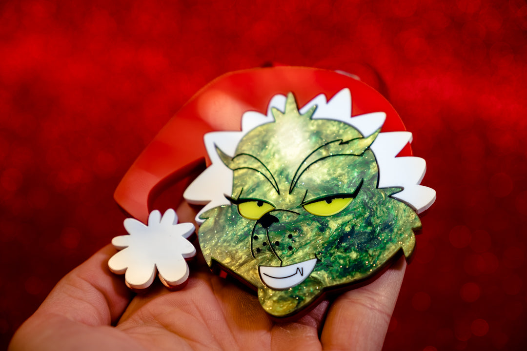 Colgador de metacrilato inspirado en el Grinch. Hecho a mano pieza a pieza, colorido y divertido ideal para tu árbol de Navidad