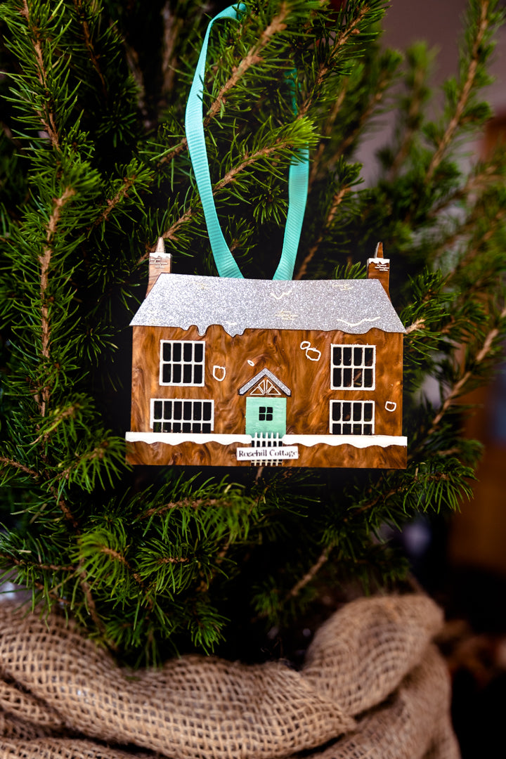 Colgador de metacrilato inspirado en las comedias románticas navideñas. Hecho a mano pieza a pieza, colorido y divertido ideal para tu árbol de Navidad