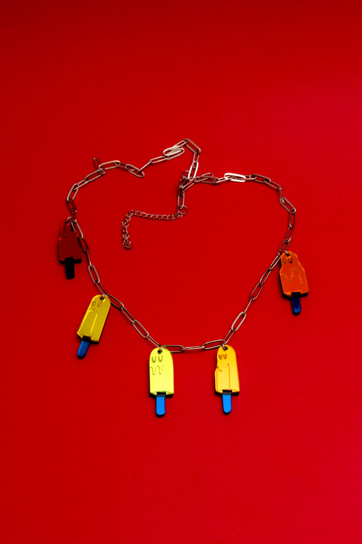Collar de acero inoxidable y piezas de metacrilato inspirado en los helados fantasmikos que disfrutábamos de pequeños. Colorido y divertido