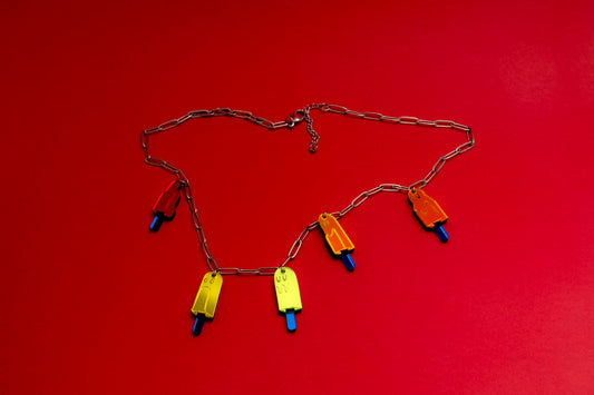 Collar de acero inoxidable y piezas de metacrilato inspirado en los helados fantasmikos que disfrutábamos de pequeños. Colorido y divertido