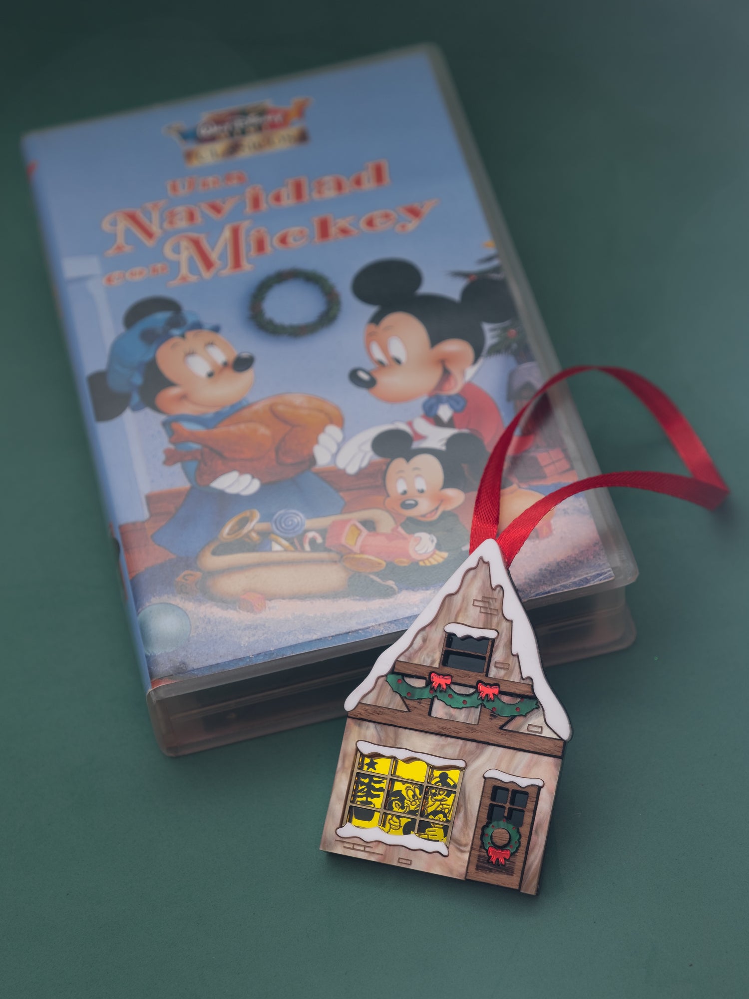 Colgador navideño para árbol de navidad hecho de metacrilato y madera en colores y efectos diferentes para hacer este colgador muy especial 