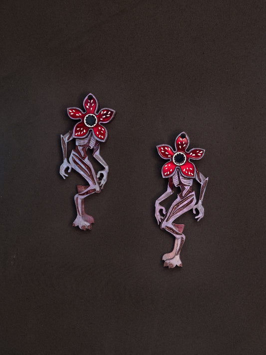 Pendientes de metacrilato inspirados en stranger things, en el demogorgon, con colores marmolados purpura, rojo y marrón que dan un toque espectacular a esta criatura