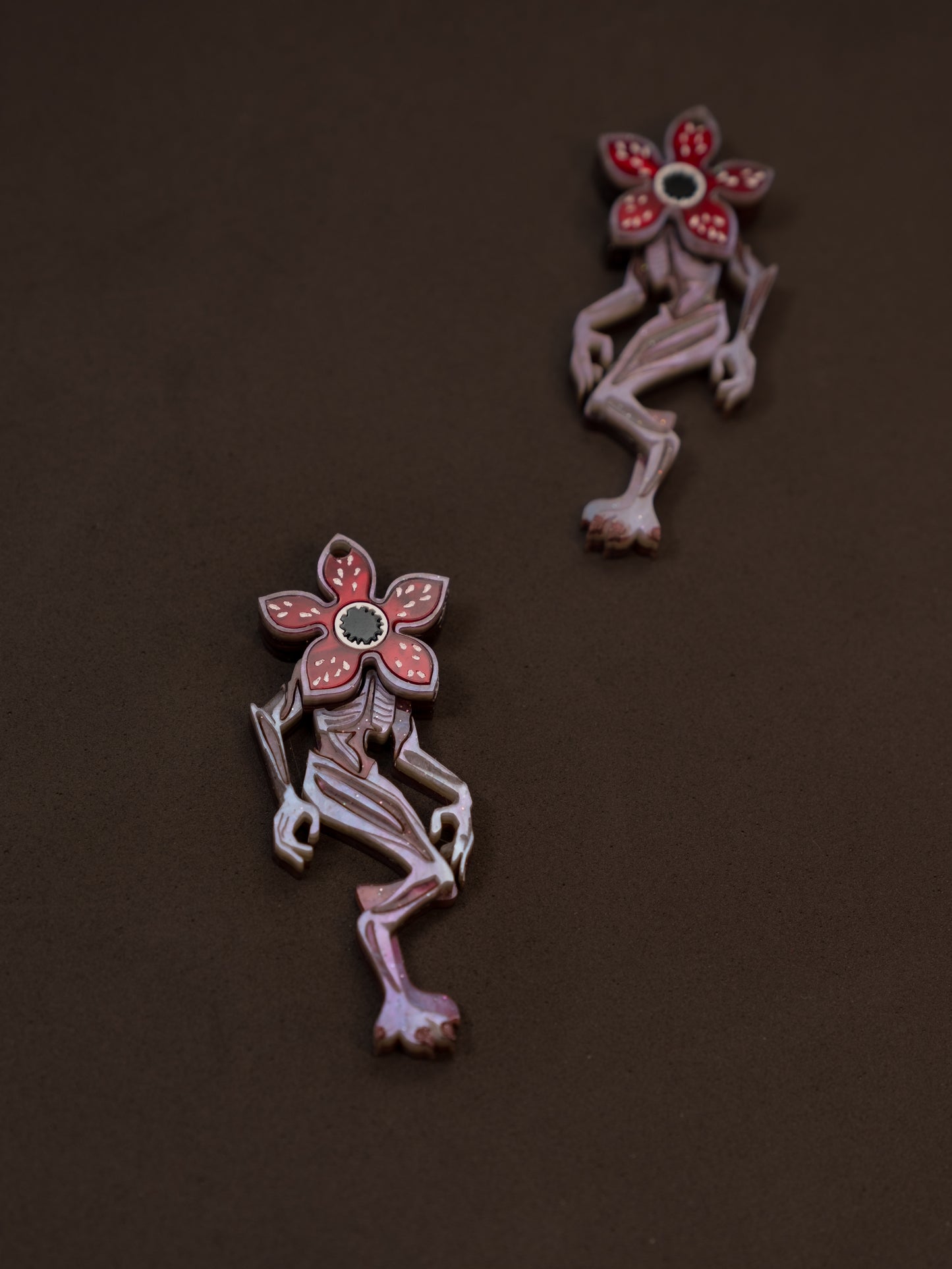 Pendientes de metacrilato inspirados en stranger things, en el demogorgon, con colores marmolados purpura, rojo y marrón que dan un toque espectacular a esta criatura