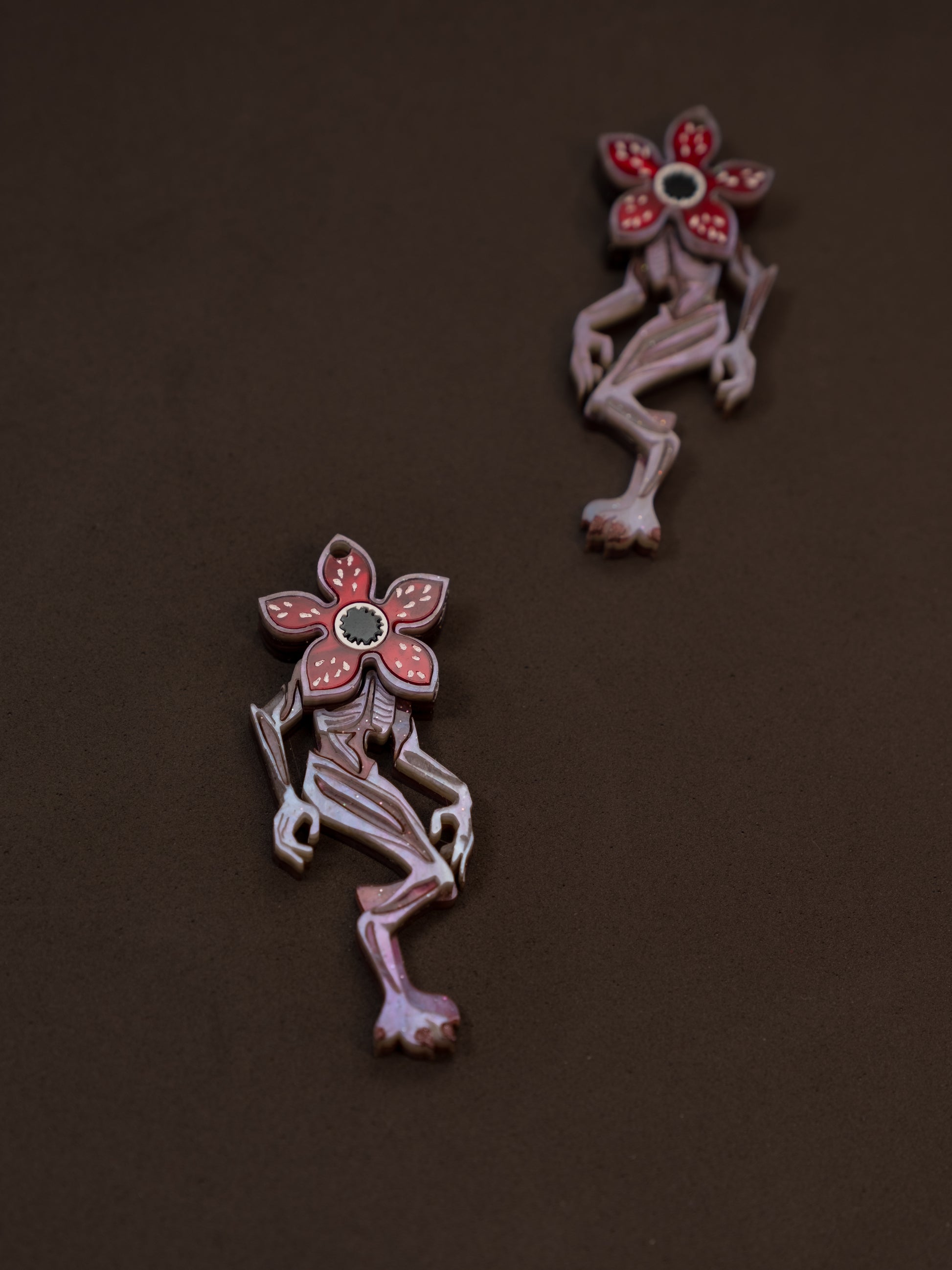 Pendientes de metacrilato inspirados en stranger things, en el demogorgon, con colores marmolados purpura, rojo y marrón que dan un toque espectacular a esta criatura
