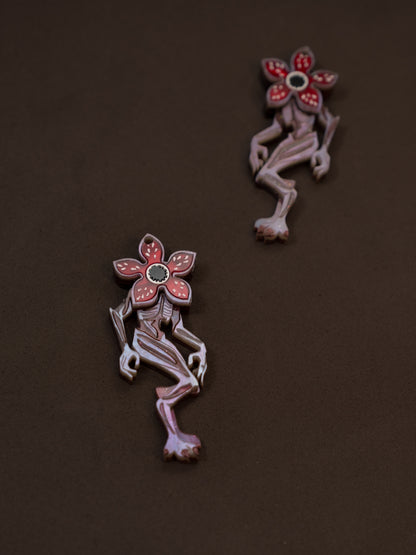 Pendientes de metacrilato inspirados en stranger things, en el demogorgon, con colores marmolados purpura, rojo y marrón que dan un toque espectacular a esta criatura