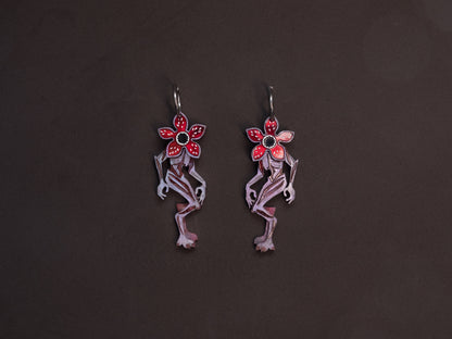 Pendientes de metacrilato inspirados en stranger things, en el demogorgon, con colores marmolados purpura, rojo y marrón que dan un toque espectacular a esta criatura. Con aro de acero inoxidable incluido
