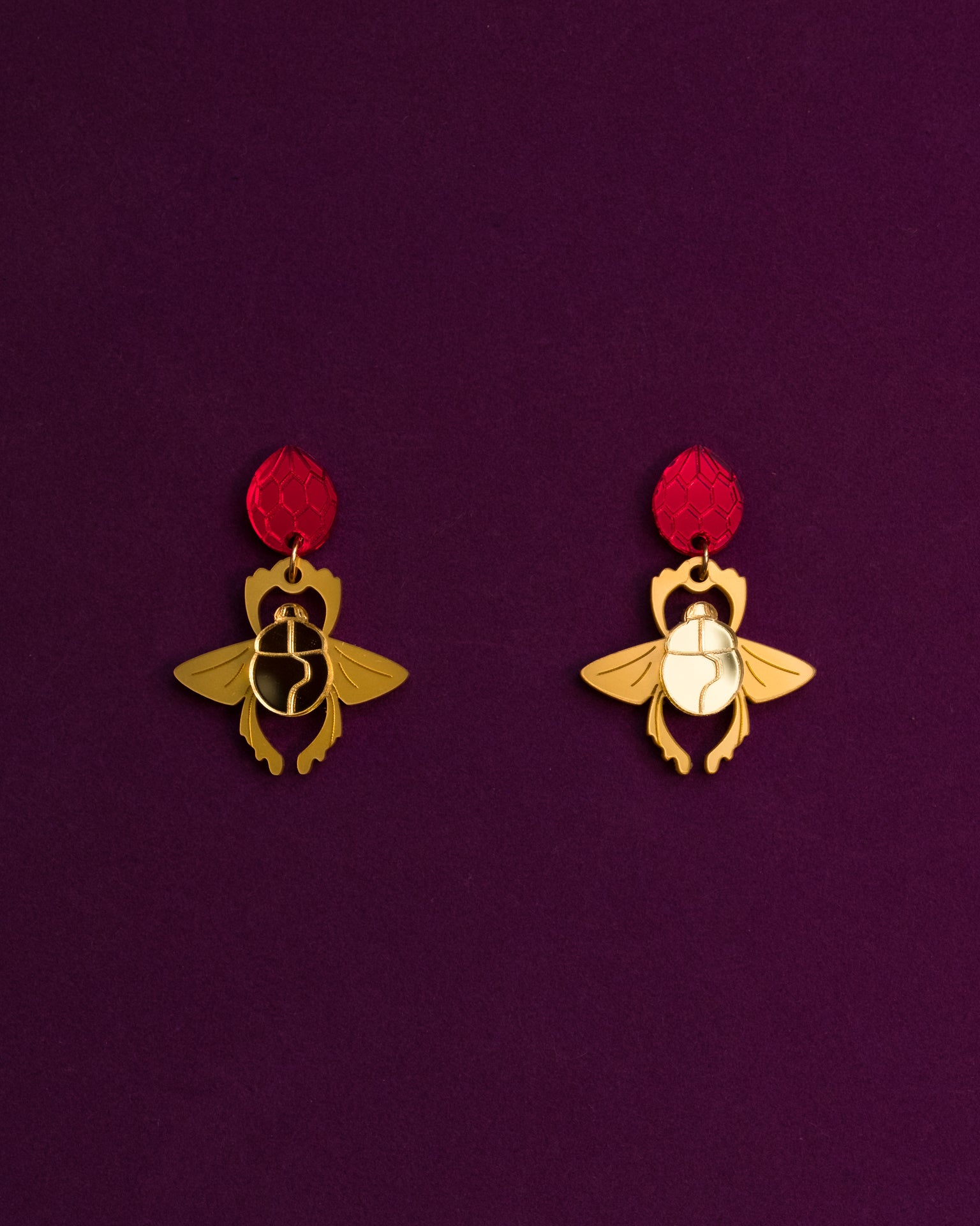 Pendientes inspirados en aladdin, metacrilato dorado metálico y espejo para el escarabajo y rojo espejo para la joya prohibida, unidos con anilla de acero inoxidable dorada para crear estos pendientes de botón