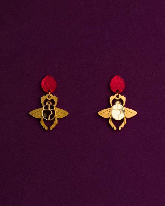 Pendientes inspirados en aladdin, metacrilato dorado metálico y espejo para el escarabajo y rojo espejo para la joya prohibida, unidos con anilla de acero inoxidable dorada para crear estos pendientes de botón
