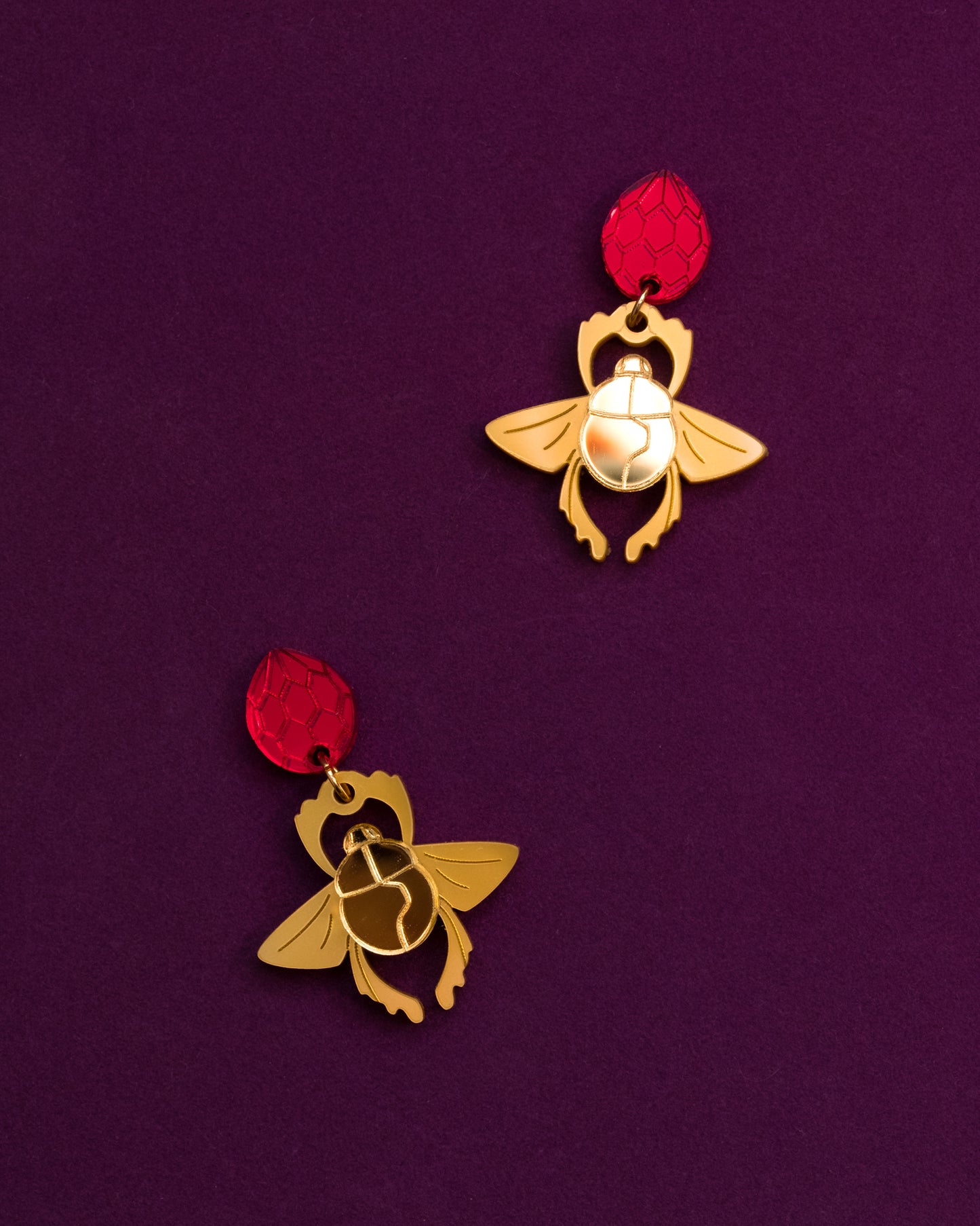 Pendientes inspirados en aladdin, metacrilato dorado metálico y espejo para el escarabajo y rojo espejo para la joya prohibida, unidos con anilla de acero inoxidable dorada para crear estos pendientes de botón