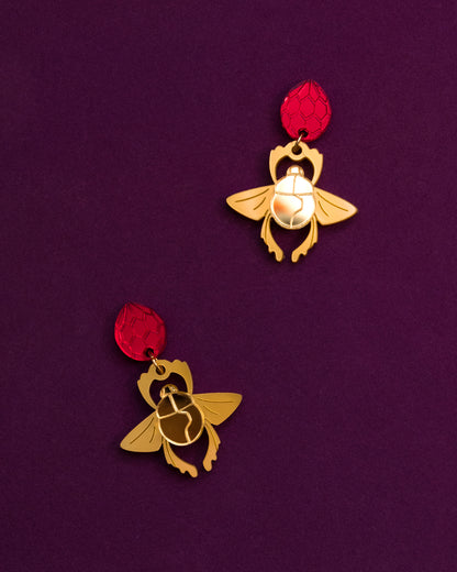 Pendientes inspirados en aladdin, metacrilato dorado metálico y espejo para el escarabajo y rojo espejo para la joya prohibida, unidos con anilla de acero inoxidable dorada para crear estos pendientes de botón